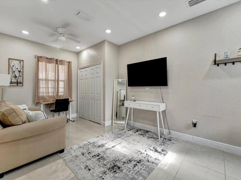 Apartment 10 Minutes To Downtown Free Parking, Ac