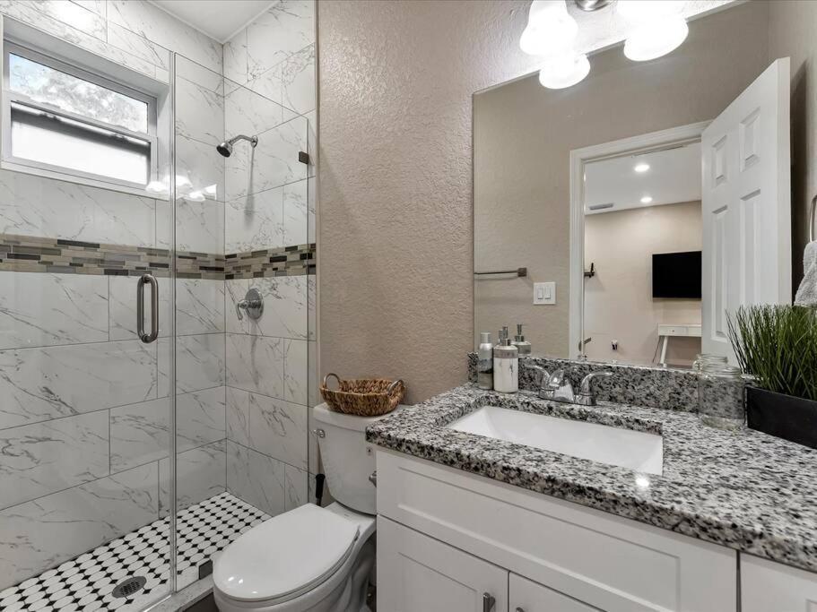 Apartment 10 Minutes To Downtown Free Parking, Ac